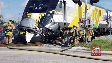muere una persona en choque de auto con tren brightline