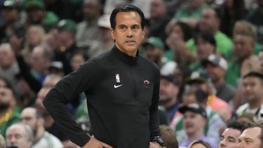 Erik Spoelstra, entrenador del Heat de Miami, observa desde la línea de banda durante el primer partido de la final de la Conferencia Este ante los Celtics de Boston, el miércoles 17 de mayo de 2023 (AP Foto/Charles Krupa)