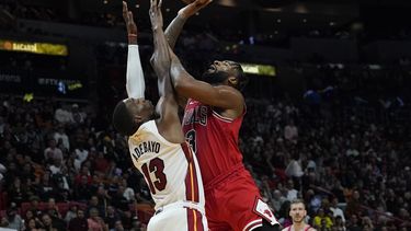 Bulls superan al Heat 116-108 con 37 puntos de DeRozan