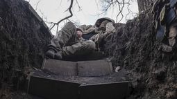 Un soldado ucraniano descansa en una trinchera en el frente, cerca de Liman, en la región ucraniana de Donetsk, el 29 de marzo de 2024. (Iryna Rybakova vía AP)