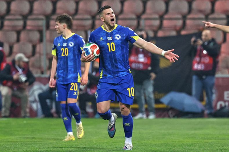 Ermedin Demirovic celebra luego que Haris Tabakovic anotó el primer gol de Bosnia en el repechaje mundialista contra Italia, el martrs 31 de marzo de 2026, en Zenica, Bosnia, el 31 de marzo de 2026. (AP Foto/Armin Durgut)