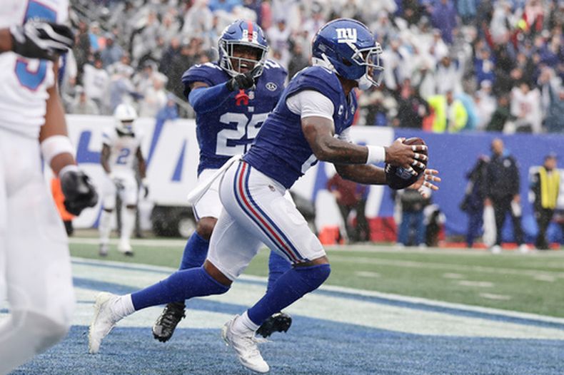 El safety de los Giants de Nueva York, Jevon Holland (a la derecha), celebra su intercepción durante la segunda mitad de un partido de la NFL contra los Titans de Tennessee en East Rutherford, Nueva Jersey, el domingo 27 de septiembre de 2026. (Foto AP/Adam Hunger)