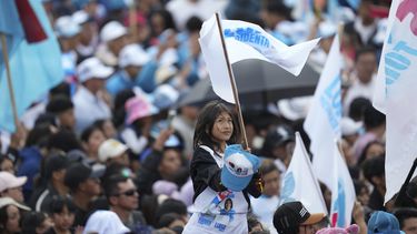 Seguidores de Luisa González, la candidata presidencial del partido Revolución Ciudadana, en un acto de campaña en Quito, Ecuador, el domingo 2 de febrero de 2025. Los ecuatorianos acuden a las urnas el domingo 9 de febrero. (AP Foto/Dolores Ochoa)