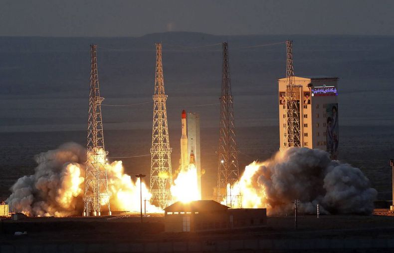 En esta imagen, distribuida por el Ministerio de Defensa de Irán el 6 de diciembre de 2024 se muestra el lanzamiento del cohete Simorgh, o Phoenix, en el centro espacial Imán Jomeini, en la provincia rural de Semnan, Irán. (Ministro de Defensa de Irán vía AP)