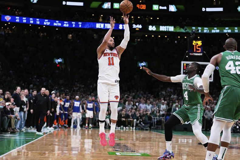 El base de los Knicks de Nueva York Jalen Brunson lanza un tiro de tres sobre Jrue Holiday de los Celtics de Boston en el segundo encuentro de la serie de semifinales de la Conferencia Este el miércoles 7 de mayo del 2025. (AP Foto/Charles Krupa)