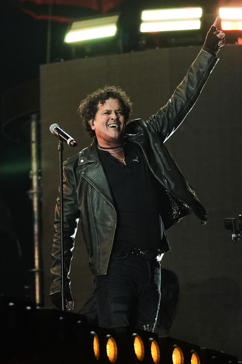 El cantante colombiano Carlos Vives se presenta durante el festival de música Coca-Cola Flow Fest en la Ciudad de México, el sábado 22 de noviembre de 2025. (Foto AP/Claudia Rosel)