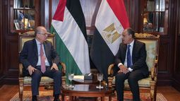 El secretario general de la Liga Árabe, Ahmed Aboul Gheit, a la derecha, se reúne con el primer ministro palestino, Mohammed Mustafa, durante su visita a la sede de la Liga Árabe en El Cairo, Egipto, el jueves 6 de febrero de 2025. (AP Foto/Amr Nabil)