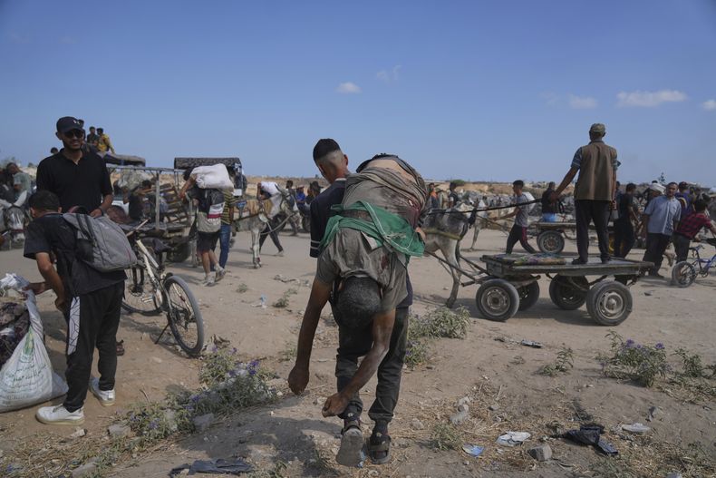 Un palestino lleva el cuerpo de un hombre que murió cuando trataba de recibir ayuda cerca de un centro de distribución de alimentos en Netzarim, Franja de Gaza, el 4 de agosto del 2025. (AP foto/Abdel Kareem Hana)