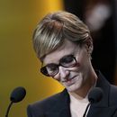 La actriz francesa Judith Godrèche habla en la 49a edición de los Premios Cesar en París, el viernes 23 de febrero de 2024. Godrèche pidió a la industria cinematográfica francesa que enfrente la verdad sobre la violencia sexual y el abuso físico. (Foto AP/Michel Euler)