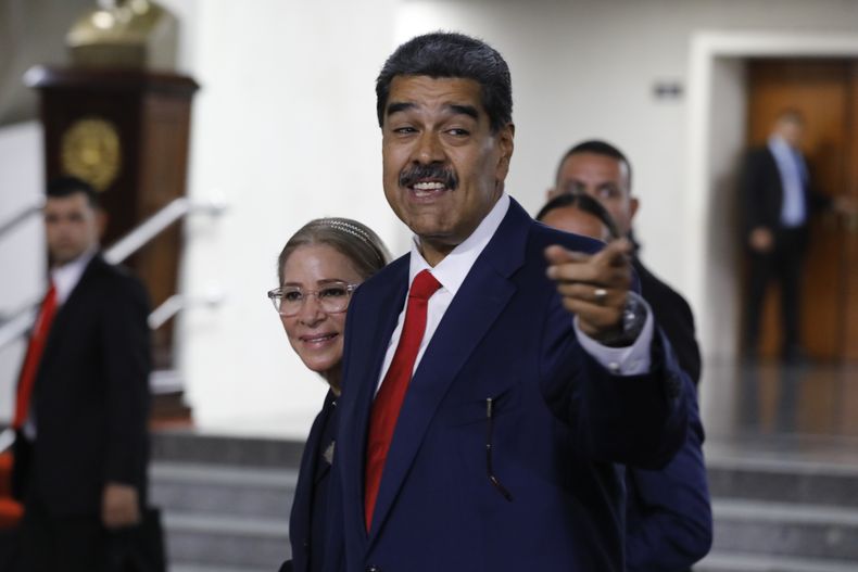 El presidente venezolano Nicolás Maduro y su esposa Cilia Flores salen de la Corte Suprema después de hablar con la prensa el viernes 2 de agosto de 2024, en Caracas, Venezuela. (AP Foto/Cristian Hernández)