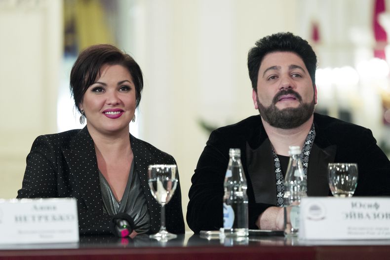 ARCHIVO - La soprano Anna Netrebko, izquierda, y el tenor Yusif Eyvazov en una conferencia de prensa sobre Manon Lescaut en el Teatro Bolshoi en Moscú, Rusia, el 14 de octubre de 2016. La pareja se ha separado tras una década juntos, informaron en un comunicado. (foto AP/Alexander Zemlianichenko, archivo)