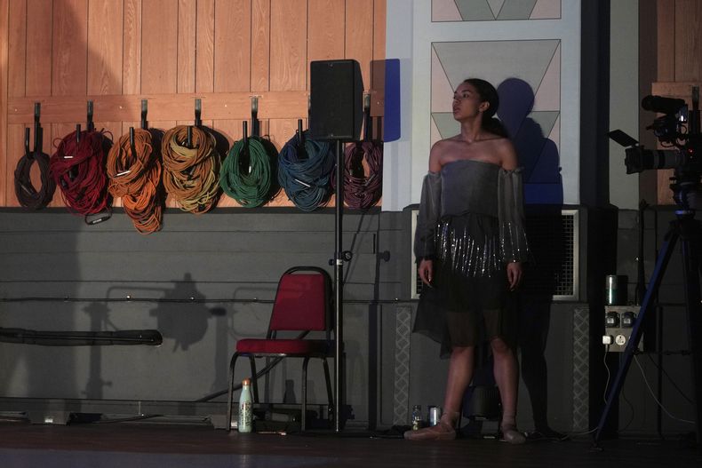 Una bailarina ensaya en el Studio One de Abbey Road en Londres el jueves 27 de marzo de 2025. (Foto AP/Kin Cheung)