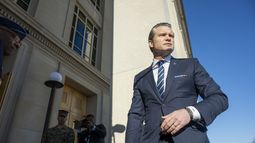 El secretario de Defensa de Estados Unidos, Pete Hegseth, llega al Pentágono, el lunes 27 de enero de 2025 en Washington. (AP Foto/Kevin Wolf)