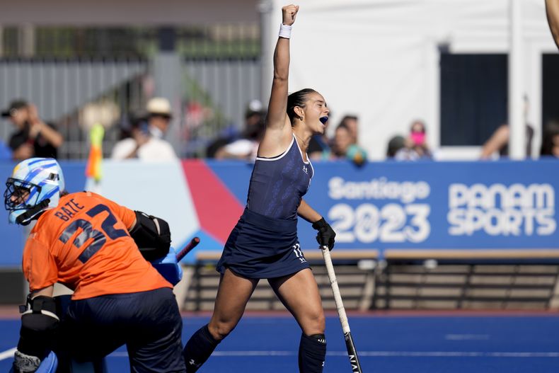 La argentina Delfina Thome celebra tras anotar el sexto gol en la victoria 8-0 contra Uruguay en el hockey sobre césped de los Juegos Panamericanos en Santiago, Chile, el jueves 26 de octubre de 2023. (AP Foto/Matías Delacroix)