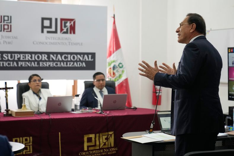 El expresidente Martín Vizcarra, quien enfrenta cargos de corrupción, se dirige a los miembros de la corte durante su juicio en Lima, Perú, el jueves 20 de noviembre de 2025. (AP Foto/Martín Mejía)