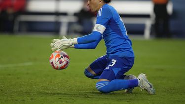 El arquero mexicano Guillermo Ochoa domina un balón en el partido contra Estados Unidos por las semifinales de la Liga de Naciones de la CONCACAF, el jueves 15 de junio de 2023, en Las Vegas. (AP Foto/John Locher)