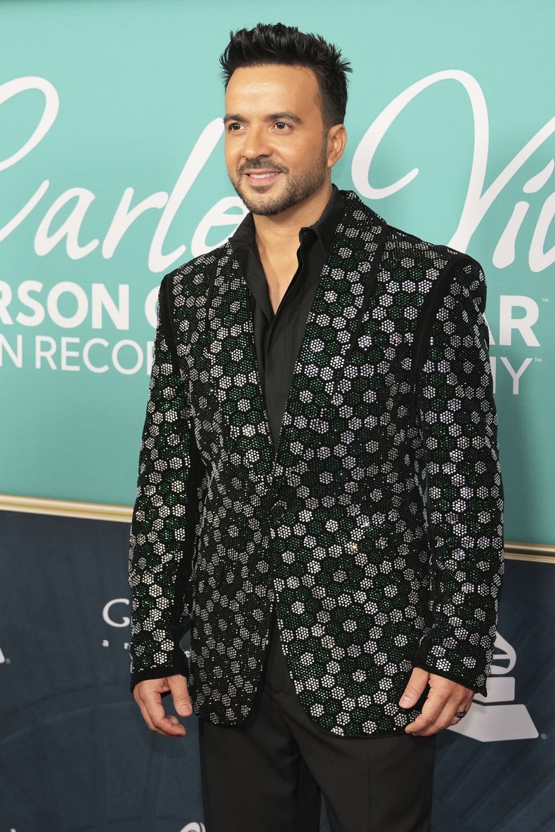 Luis Fonsi llega a la ceremonia en honor a la Persona del Año de la Academia Latina de la Grabación el miércoles 13 de noviembre de 2024, en Miami Beach, Florida. (Foto AP/Lynne Sladky)