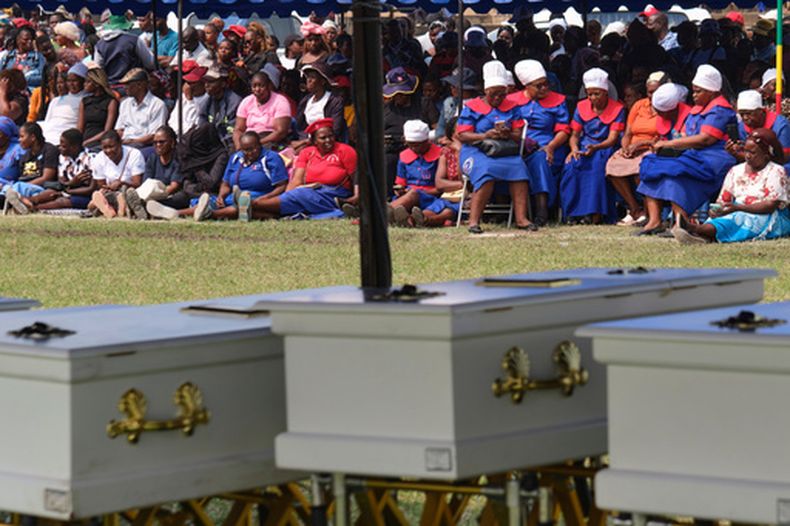 La ceremonia en honor a las víctimas del hundimiento del ferry en Kariba, Zimbabue, el 13 de agosto del 2026. (AP foto/Mkhululi Thobela)