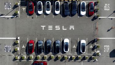 Vehículos Tesla en un estacionamiento en la sede de la compañía en Fremont, California, el 18 de septiembre de 2023. (Foto AP/Noah Berger)
