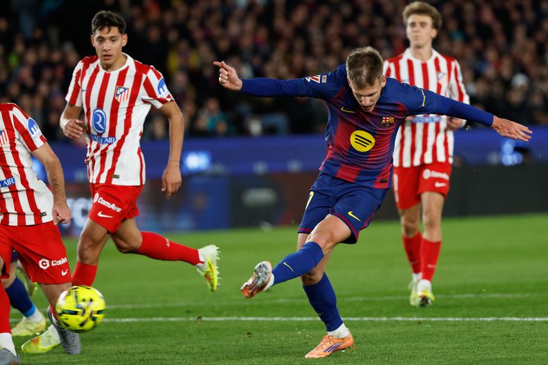 Dani Olmo anota el segundo gol del Barcelona en la victoria 3-1 ante el Atlético de Madrid, el martes 2 de diciembre de 2025, en Barcelona. (AP Foto/Joan Monfort)