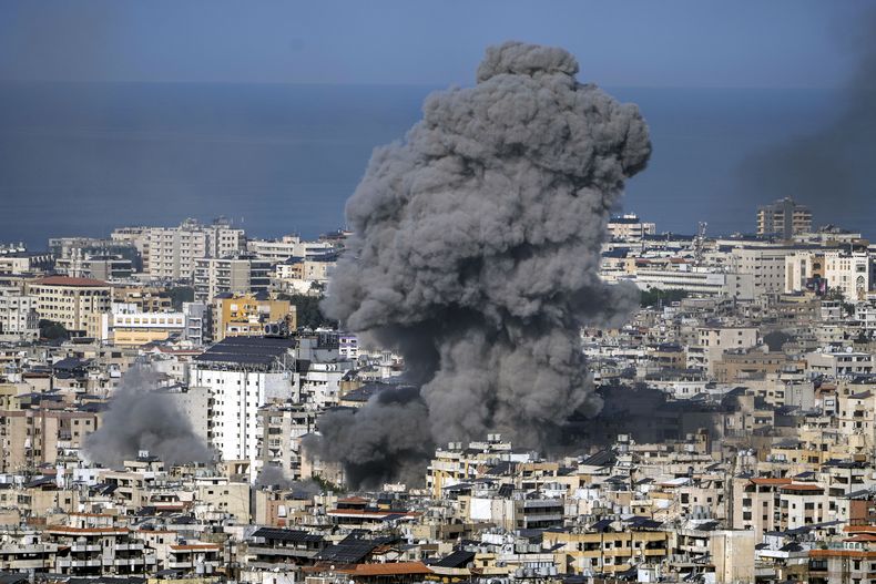 Una nube de humo se alza en el cielo tras un ataque aéreo israelí en Daniyeh, en el suburbio sureño de Beirut, Líbano, el sábado 16 de noviembre de 2024. (AP Foto/Bilal Hussein)