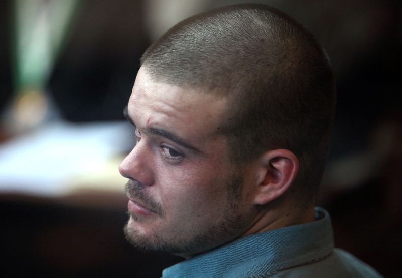 En esta foto del 11 de enero de 2012, el holand&eacute;s Joran van der Sloot observa hacia atr&aacute;s durante unA audiencia judicial en la prision de San Pedro en Lima, Per&uacute;. Joran van der Sloot que cumpla una condena de 28 a&ntilde;os de prisi&o