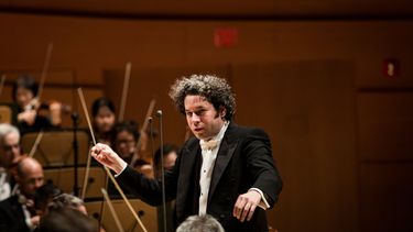 gustavo dudamel regresa al hollywood bowl con christina aguilera y otros artistas