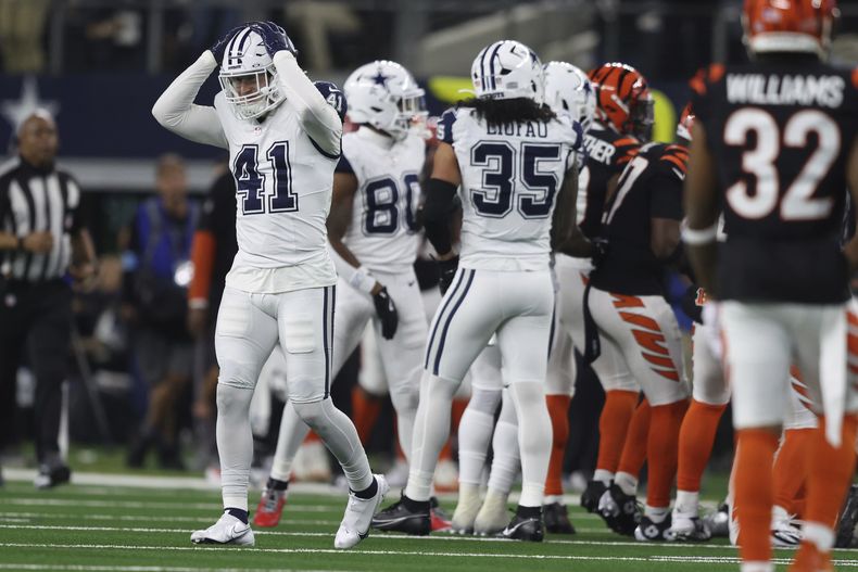 El linebacker de los Cowboys de Dallas Nick Vigil reacciona después de que el punto que bloqueó fue recuperado por los Bengals de Cincinnati en el encuentro del lunes 9 de diciembre del 2024. (AP Foto/Gareth Patterson)