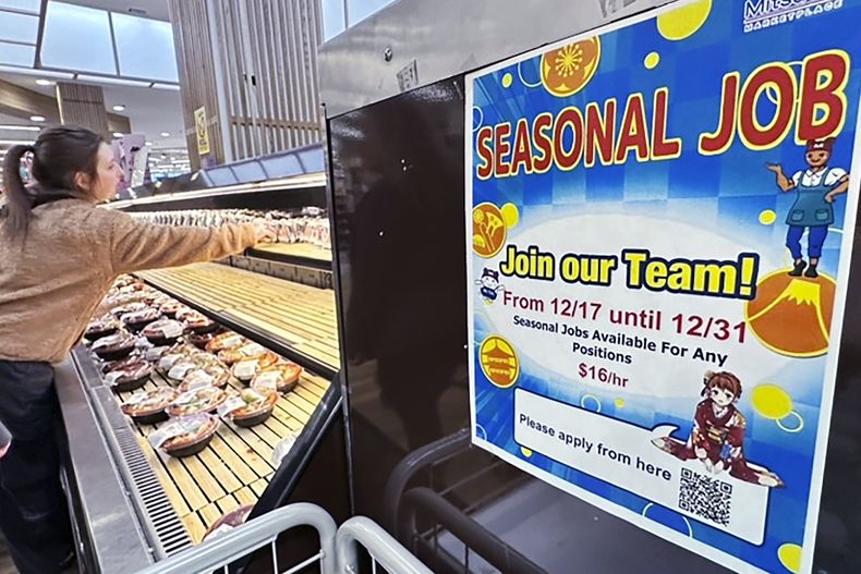 Cartel pidiendo trabajadores estacionales en una tienda de alimentos en Arlington Heights, Illinois, EEUU, 4 de diciembre de 2023. (AP Foto/Nam Y. Huh)