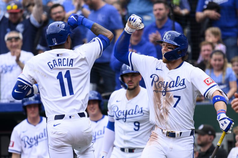 Bobby Witt Jr. (7), de los Reales de Kansas City, celebra un cuadrangular de Miakel García durante la segunda entrada del juego de béisbol ante los Mellizos de Minnesota, el domingo 31 de marzo de 2024, en Kansas City, Missouri. (AP Foto/Reed Hoffmann)