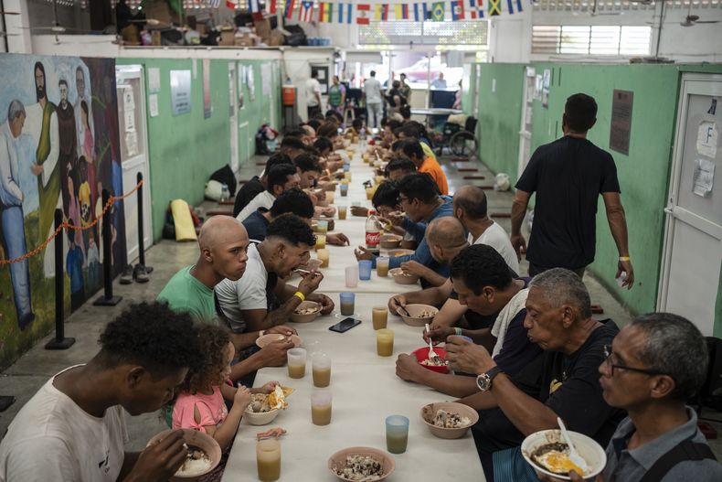 ARCHIVO - Migrantes reciben alimentos en el albergue Oasis de Paz del Espíritu Santo Amparito, en Villahermosa, México, el 7 de junio de 2024. (AP Foto/Félix Márquez, archivo)