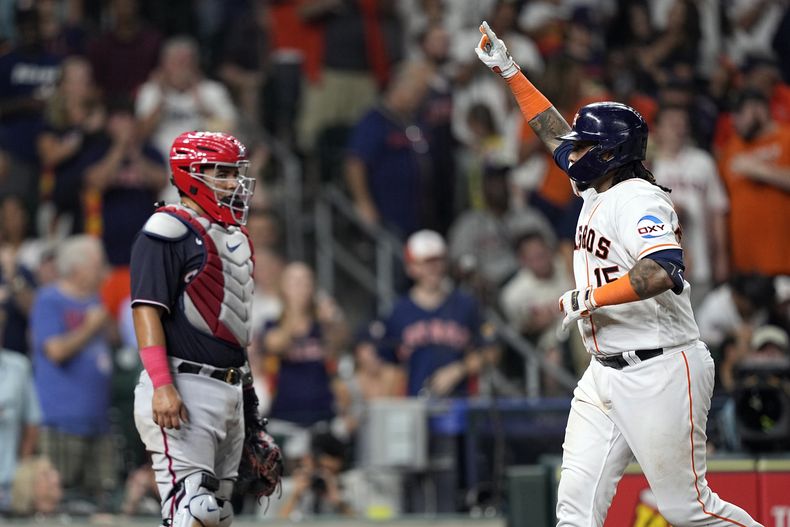 El puertorriqueño Martín Maldonado, de los Astros de Houston, festeja tas conectar un jonrón ante los Nacionales de Washington, el martes 13 de junio de 2023 (AP Foto/David J. Phillip)