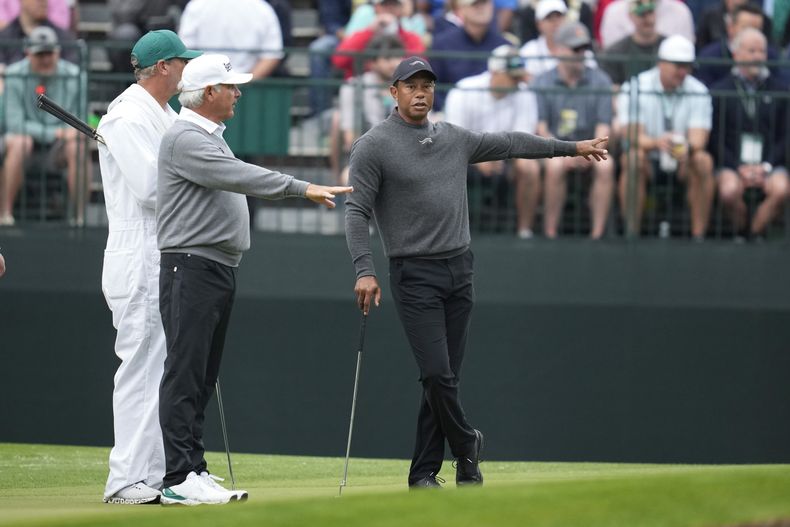 Tiger Woods platica con Fred Couples en el hoyo cuatro durante una práctica antes del Masters en Augusta National el martes 9 de abril del 2024. (AP Foto/Ashley Landis)