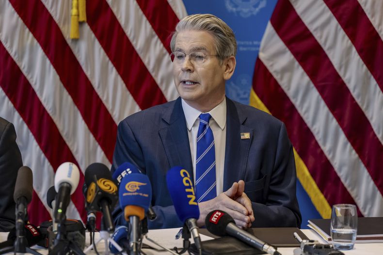 El secretario del Tesoro de EEUU, Scott Bessent, durante una conferencia de prensa en Ginebra, Suiza, el 12 de mayo de 2025. (Jean-Christophe Bott/Keystone vía AP)