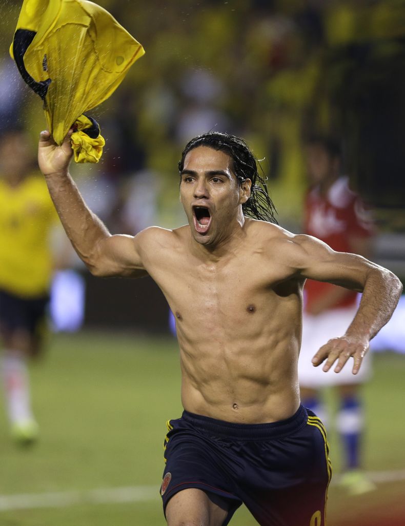 El jugador de Colombia, Radamel Falcao, festeja un gol contra Chile en las eliminatorias mundialistas el viernes, 11 de octubre de 2013, en Barranquilla, Colombia. (AP Photo/Ricardo Mazalan)