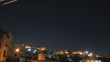 Misiles iluminan el cielo de Jerusalén el domingo 15 de junio de 2025 durante un ataque iraní. (AP Foto/Mahmoud Illean)