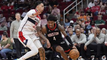 Jalen Green de los Rockets de Houston avanza hacia la canasta con el balón mientras lo defiende Kyle Kuzma de los Wizards de Washington en el encuentro del jueves 14 de marzo del 2024. (AP Foto/David J. Phillip)