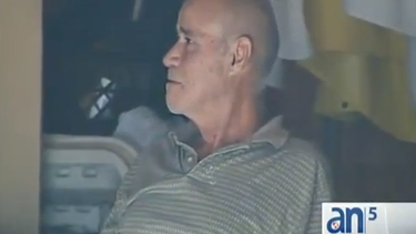 americateve | Esta mañana, un hombre que dijo haber llegado en una lancha y ser de pinar del río en cuba, fue descubierto por las autoridades de key biscayne, exactamente en Virginia key mientras dormía en una caseta. Las autoridades migratorias lo están interrogando.