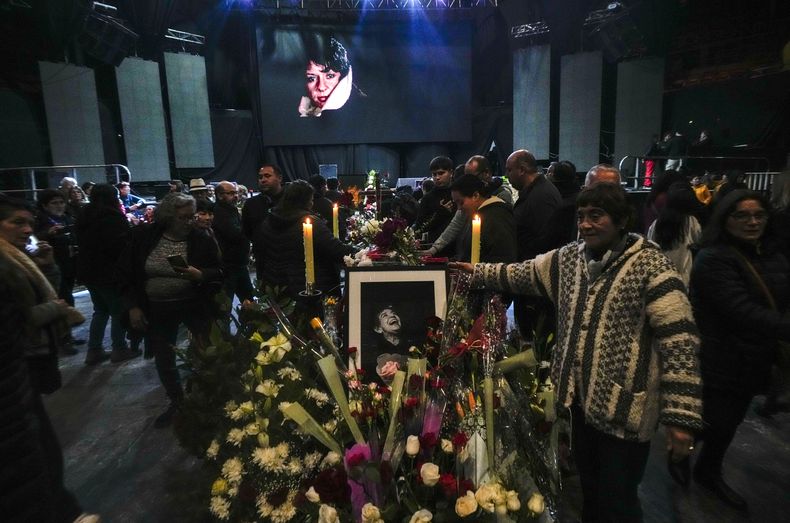 Personas en el funeral de la cantante chilena Cecilia La Incomparable Pantoja, en el Teatro Caupolican en Santiago, Chile, el martes 25 de julio de 2023. Pantoja murió la madrugada del martes. Tenía 79 años. (Foto AP/Esteban Félix)