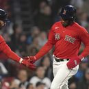 Pablo Reyes, derecha, de Medias Rojas de Boston, es felicitado en el plato por Connor Wong (12) después de que Reyes anotara carrera con un sencillo de Jarren Duran en contra de los Marineros de Seattle durante la segunda entrada del juego de béisbol, el miércoles 17 de mayo de 2023, en Boston. (AP Foto/Steven Senne)