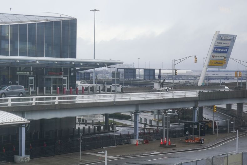 ARCHIVO – Un vehículo se detiene en la Terminal del Aeropuerto Internacional John F. Kennedy en Nueva York, el 17 de febrero de 2023. (AP Foto/Seth Wenig, Archivo)