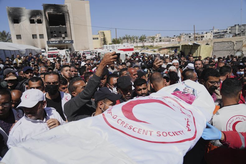Funeral de 8 socorristas de la Media Luna Roja recuperados en Rafah una semana después de un ataque israelí, en Deir al-Balah, Franja de Gaza, el 31 de marzo de 2025. (AP Foto/Abdel Kareem Hana)