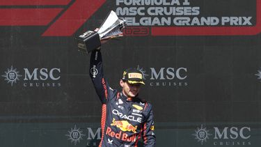 Max Verstappen celebra su victoria en el podio del Gran Premio de Bélgica de la Fórmula Uno, el domingo 30 de julio de 2023, en Spa. (AP Foto/Geert Vanden Wijngaert)