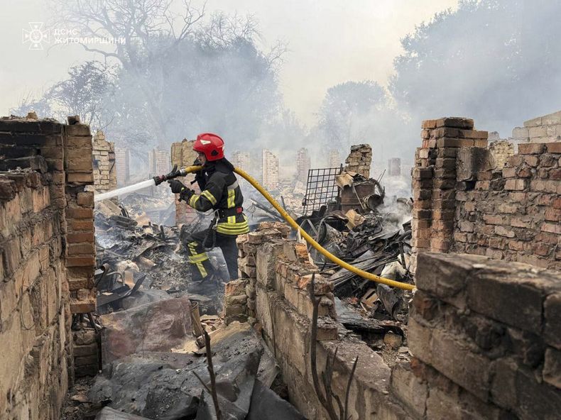 En esta fotografía proporcionada por el Servicio de Emergencias ucraniano, bomberos extinguen un incendio tras un ataque ruso en la región de Zhytomyr, Ucrania, el miércoles 9 de julio de 2025. (Servicio de Emergencias ucraniano vía AP)