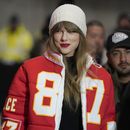 ARCHIVO - Taylor Swift lleva un abrigo con el número del tight end de Kansas CityTravis Kelce diseñada por Kristin Juszczyk, antes de llegar a un partido de postemporada de la NFL entre los Chiefs y los Dolphins de Miami el 13 de enero de 2024, en Kansas City, Missouri. (Foto AP/Ed Zurga, archivo)