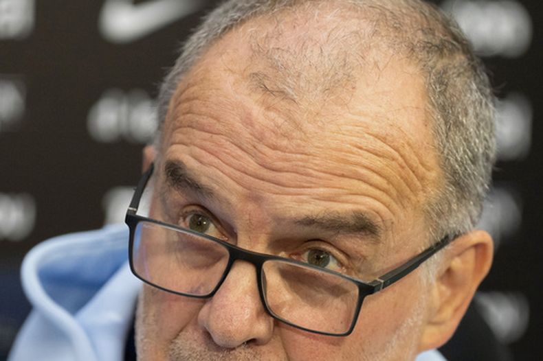 ARCHIVO - En esta foto del lunes 1 de junio de 2026, el técnico argentino de la selección de Uruguay, Marcelo Bielsa, habla en una conferencia de prensa en Montevideo (AP Foto/Matilde Campodonico)
