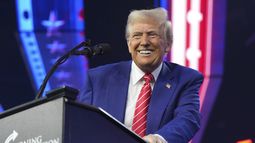 El presidente electo Donald sonríe al hablar en el evento AmericaFest, el domingo 22 de diciembre de 2024, en Phoenix. (AP Foto/Rick Scuteri)