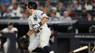 Anthony Volpe, de los Yanquis de Nueva York, conecta un sencillo productor en el juego del jueves 3 de agosto de 2023, ante los Astros de Houston (AP Foto/Frank Franklin II)