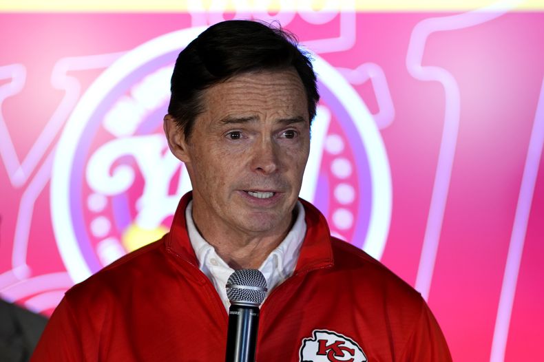 Mark Donovan, presidente de los Chiefs de Kansas City, habla durante una reunión para atestiguar los resultados de una consulta, el martes 2 de abril de 2024 (AP Foto/Charlie Riedel)