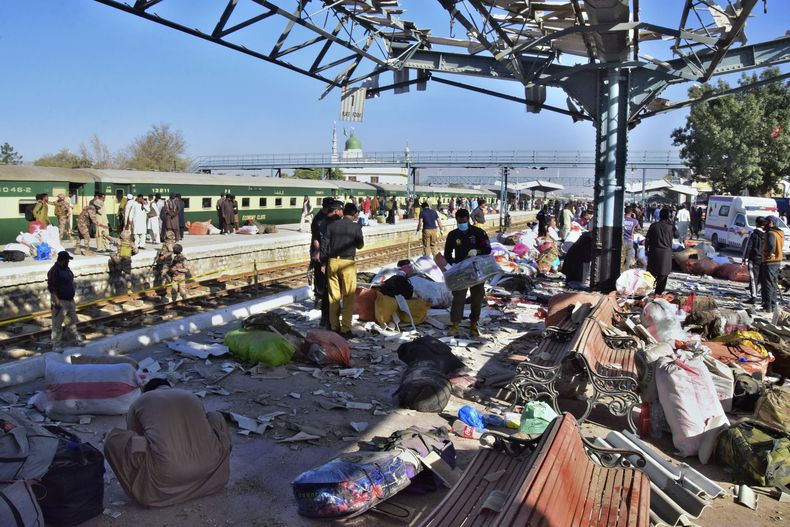 Personal de seguridad examina el sitio donde explotó una bomba en una estación de tren en Queta, Pakistán, que dejó decenas de muertos, el 9 de noviembre de 2024. (AP Foto/Arshad Butt)